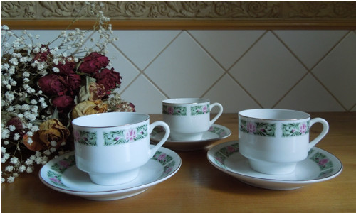 Porcelánové hrnečky s podšálky