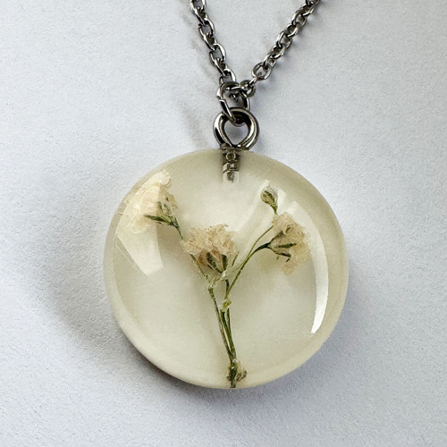 Pudrová gypsophila na bílém