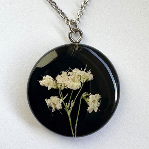 Pudrová gypsophila na černém podkladu