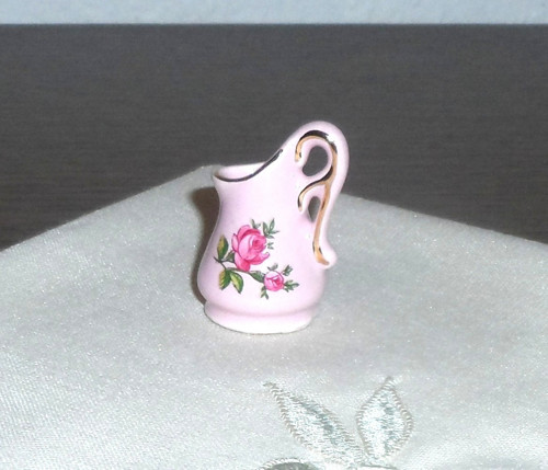 Růžový porcelán, dekorační KARAFA, džbán zlacený