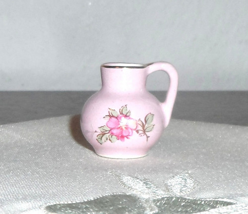 Růžový porcelán, dekorační DŽBÁN zlacený