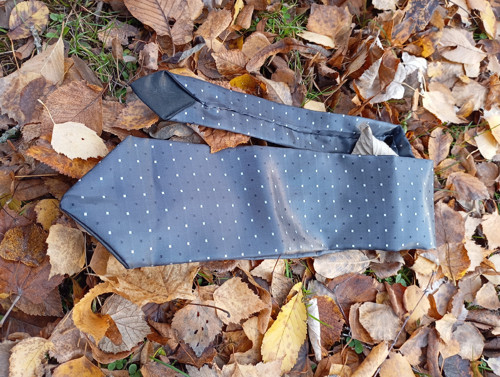 Šedá lesklá kravata