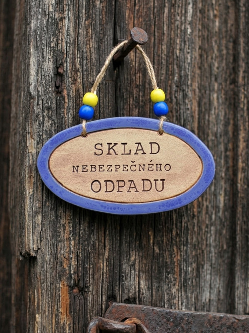. 213 Keramická cedulka s vtipným textem na dveře