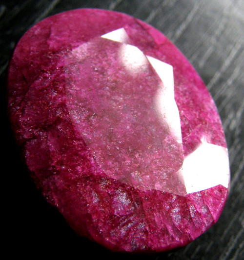 Rubín - velký fasetový výbrus 100,2 ct
