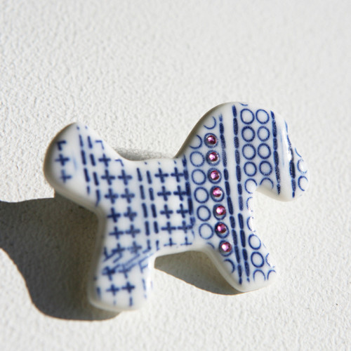 Koník s příběhem - porcelánová brož