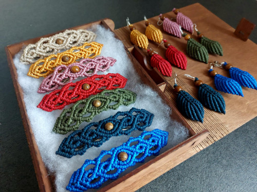 Spona do vlasů – ručně drhaná macramé spona 10 cm