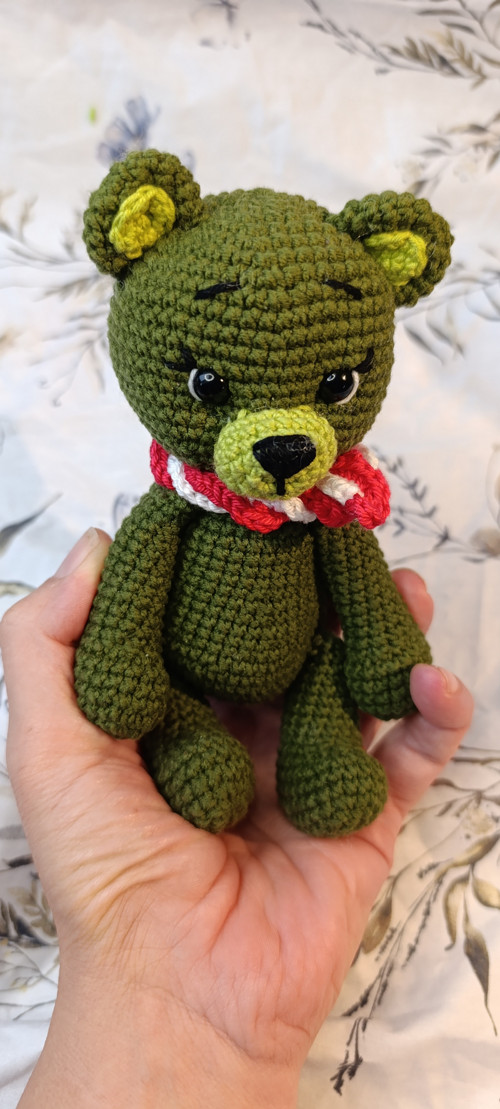 Medvídek zelený s šálou velikost 17 cm