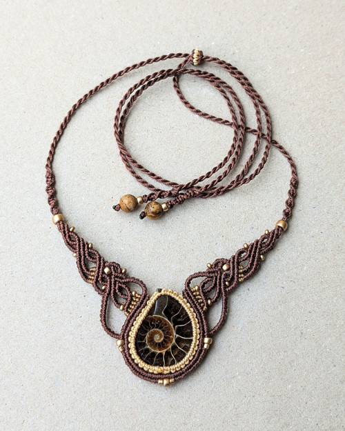 Macramé náhrdelník s amonitem — foto 1