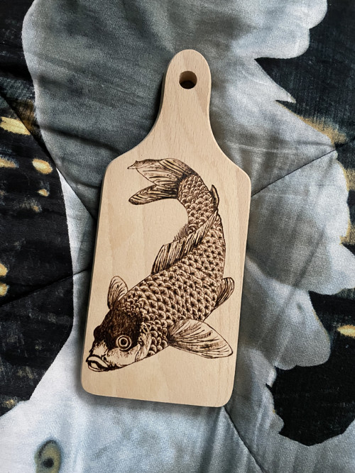 Dřevěné prkénko "Kapr Pepa" - Ruční pyrografie