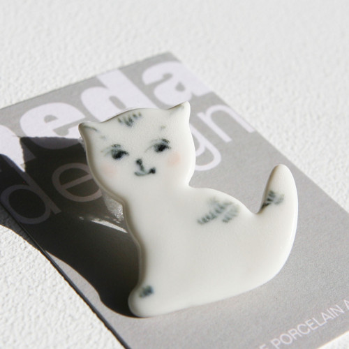 Kočka porcelánová brož — foto 1