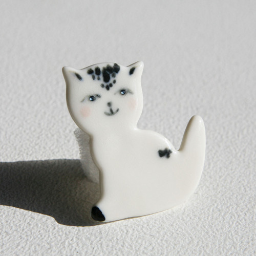 Kočka porcelánová brož — foto 1
