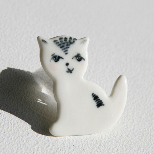 Kočka porcelánová brož — foto 1