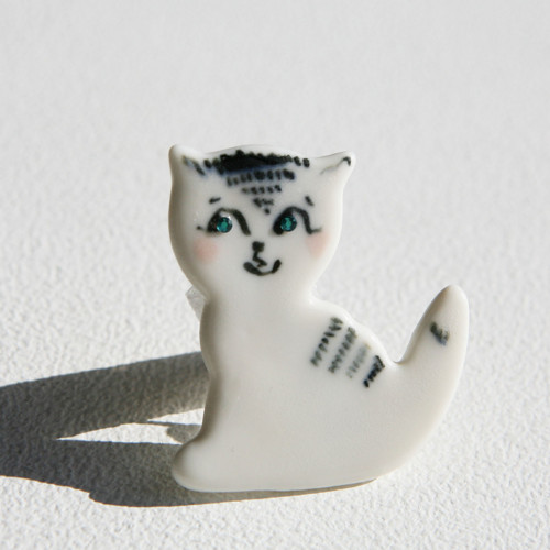 Kočka porcelánová brož — foto 1