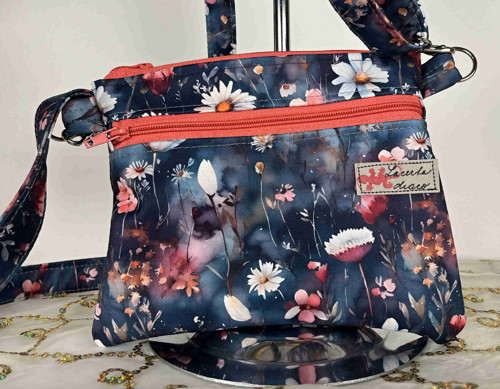 Malá kabelka crossbody tmavě modré se šedou květy