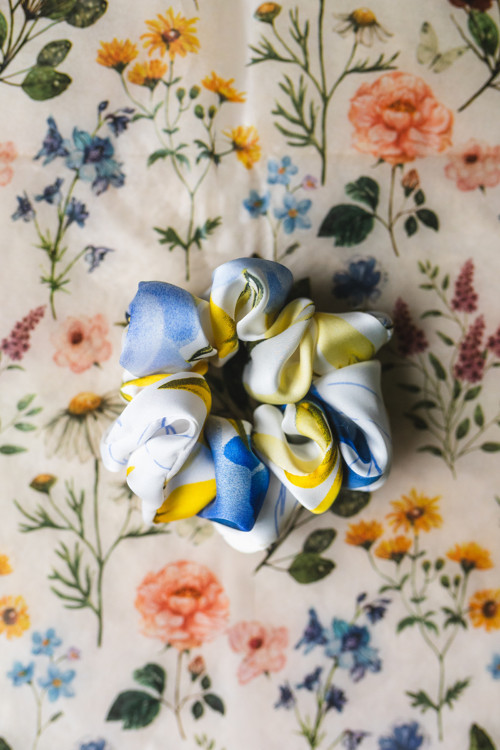 Hedvábná scrunchie "NĚŽNÁ" — foto 1