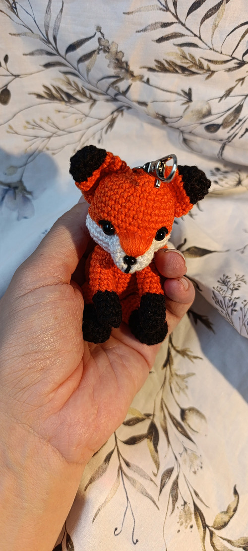 Háčkovaný přívěsek , klíčenka mini liška 8cm