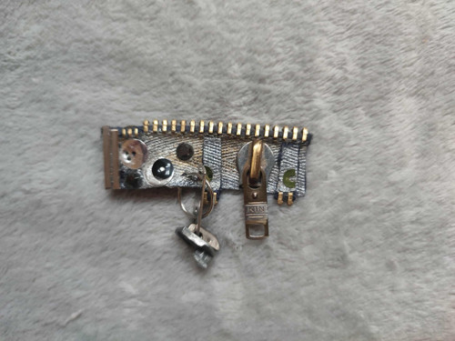 Brož Zipovka 1 – steampunk detail s charakterem