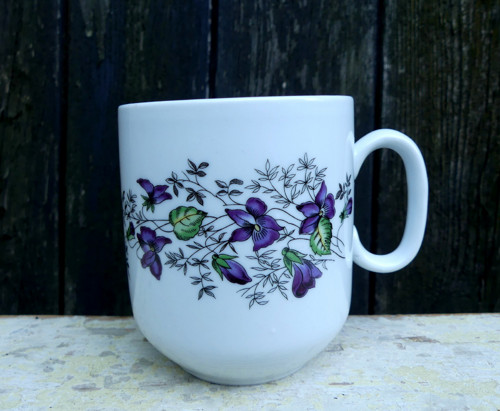 Fialky...porcelánový hrnek, Československo