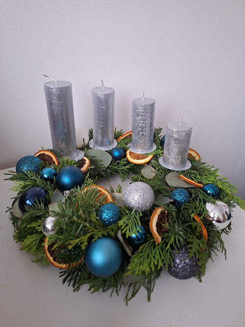 Živý adventní věnec 30 cm stříbrná a modr přírodní