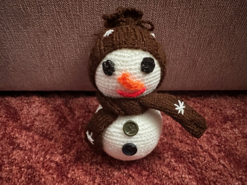Ručně háčkovaný sněhulák