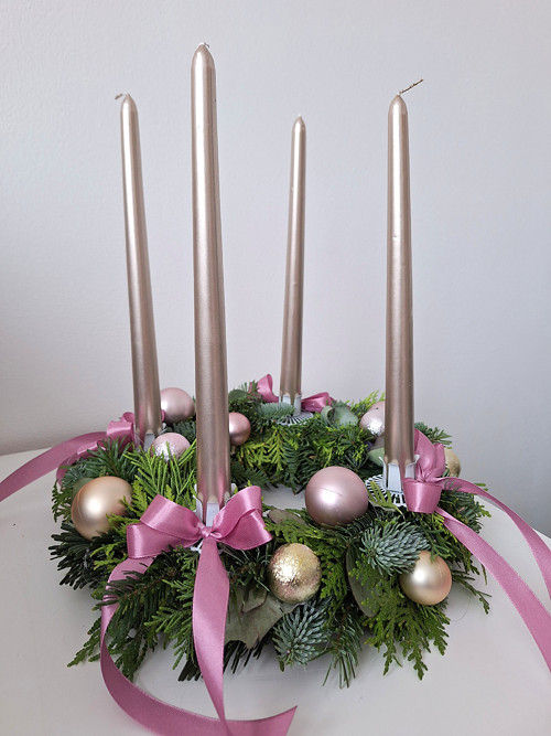 Živý adventní věnce s rosegold svíčkami růžový