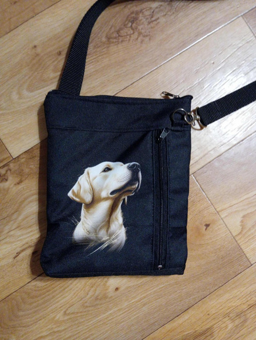 Crossbody s labradorem