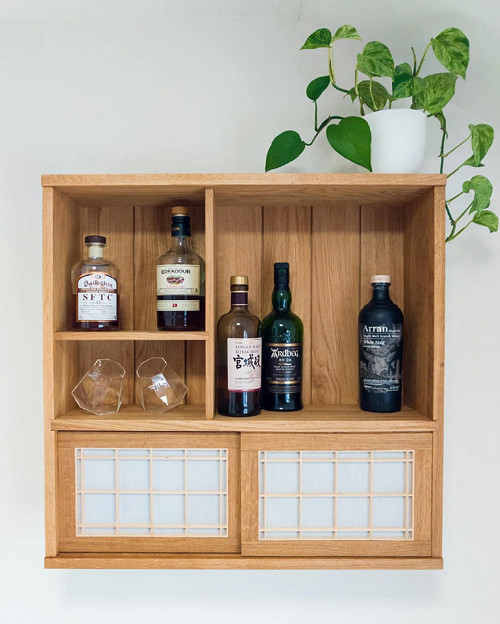 Dubová polica na whisky