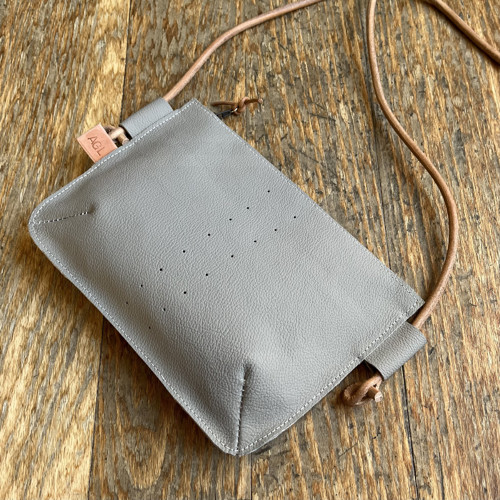 Kožená taštička crossbody pruh šedá