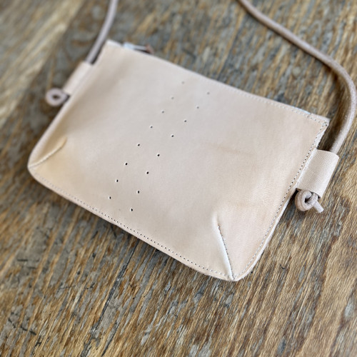 Kožená taštička crossbody pruh tříslo