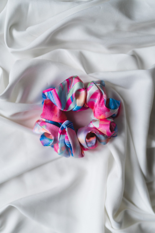 Hedvábná scrunchie "BARBIE" — foto 1