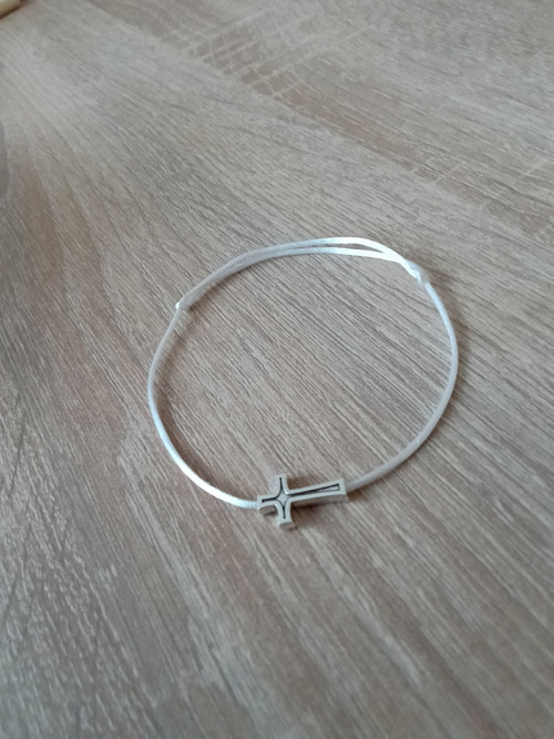 Bílý náramek s křížkem