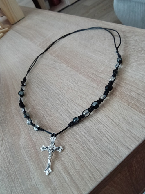 Náhrdelník s opsidiány a křížkem