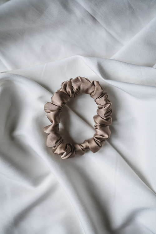 Mini Hedvábná scrunchie "CAMEL"