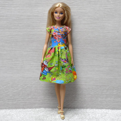 Barevné šatičky pro Barbie