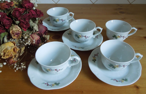 Porcelánová souprava hrnečků s podšálky