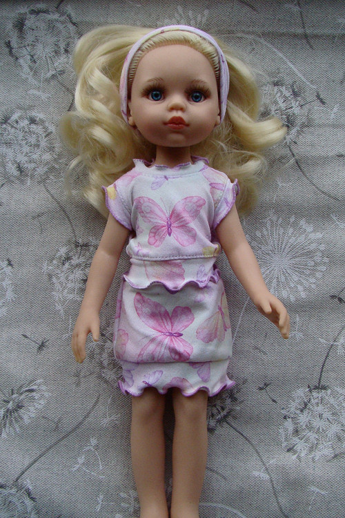 Paola Reina 32 cm - triko ,sukýnka a čelenka