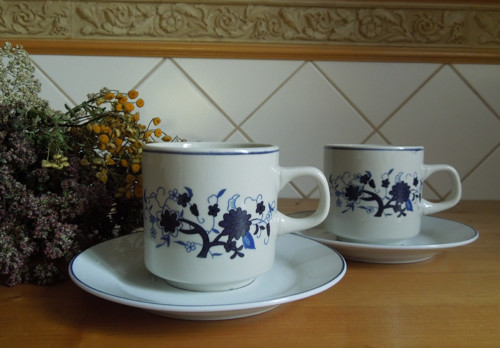 Porcelánové hrnky s podšálky