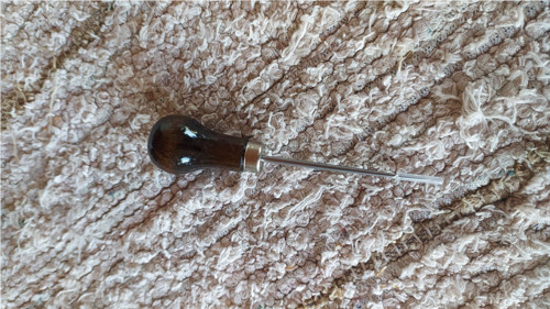 Šídlo s dřevěnou ručkou
