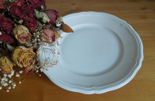 Porcelánový značený mělký talíř