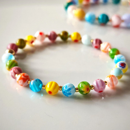 Náramek z korálků Millefiori, bonbónkové barvy.