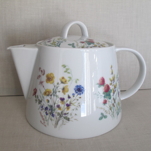 Porcelánová konvice luční kytky