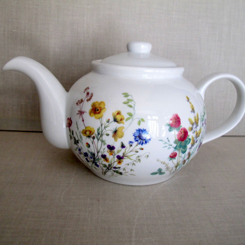 Porcelánová konvice luční květy