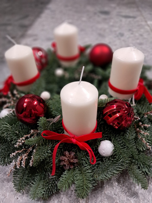 Adventní věnec z nobilis bílo-červený II.
