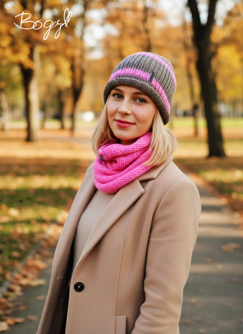 Lehká pletená hučka, hnědá s pink pruhy 54-58cm