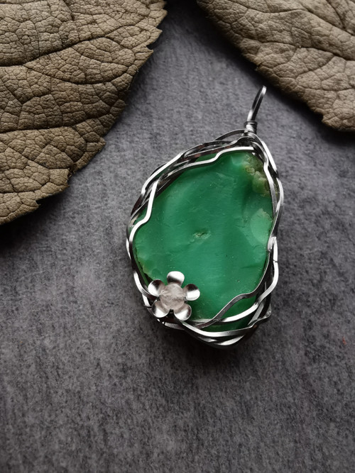 Závěs ze surového chrysoprasu