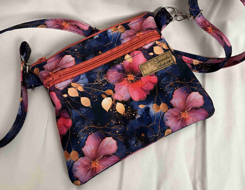 Malá kabelka crossbody tmavě modrá barevné květy