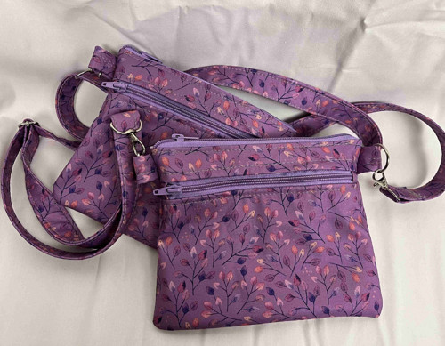 Malá kabelka crossbody fialová lístky
