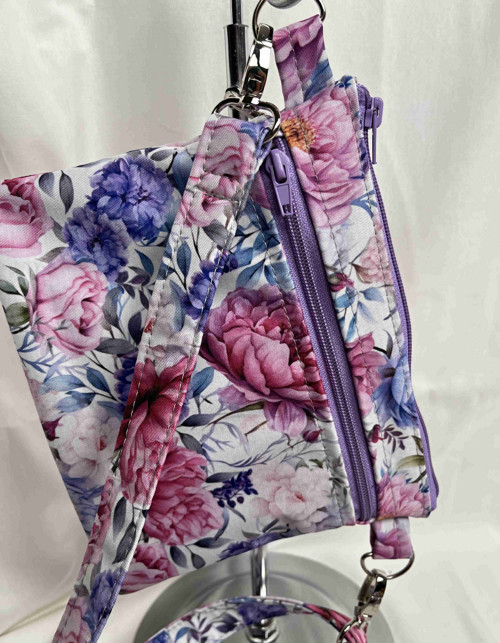 Malá kabelka crossbody květy pivoněk na bílé