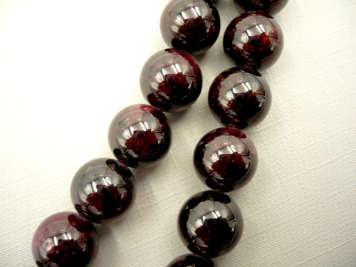 Vrtaný korálek - granát 10 mm, 1 ks
