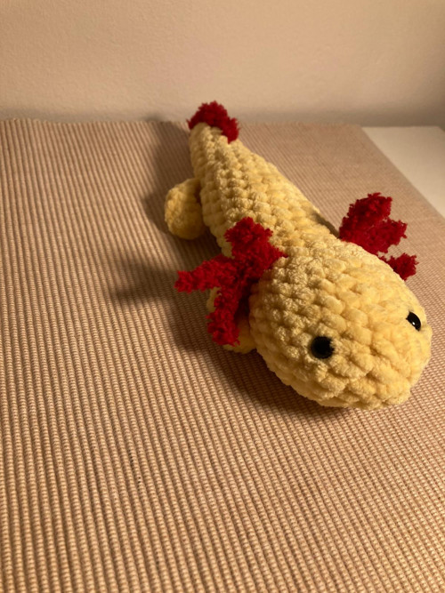 Háčkovaný axolotl žlutý
